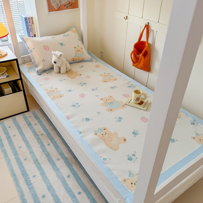 91家纺网 家纺一手货源 找家纺 安哆啦家纺 2025新款A类小清新卡通学生季宿舍床儿童用冰藤凉席席子两件套 冰藤席-蓝花小熊