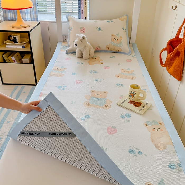 91家纺网 家纺一手货源 找家纺 安哆啦家纺 2025新款A类小清新卡通学生季宿舍床儿童用冰藤凉席席子两件套 冰藤席-蓝花小熊