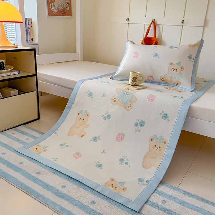 91家纺网 家纺一手货源 找家纺 安哆啦家纺 2025新款A类小清新卡通学生季宿舍床儿童用冰藤凉席席子两件套 冰藤席-蓝花小熊