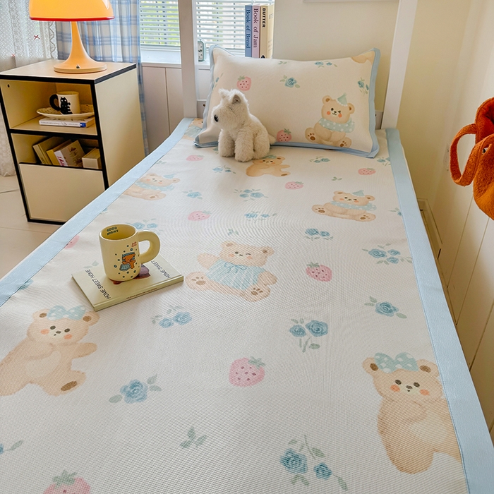 91家纺网 家纺一手货源 找家纺 安哆啦家纺 2025新款A类小清新卡通学生季宿舍床儿童用冰藤凉席席子两件套 冰藤席-蓝花小熊