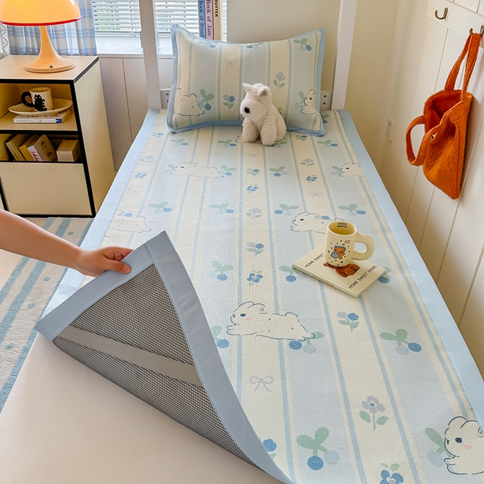 91家纺网 家纺一手货源 找家纺 安哆啦家纺 2025新款A类小清新卡通学生季宿舍床儿童用冰藤凉席席子两件套 冰藤席-蓝条兔