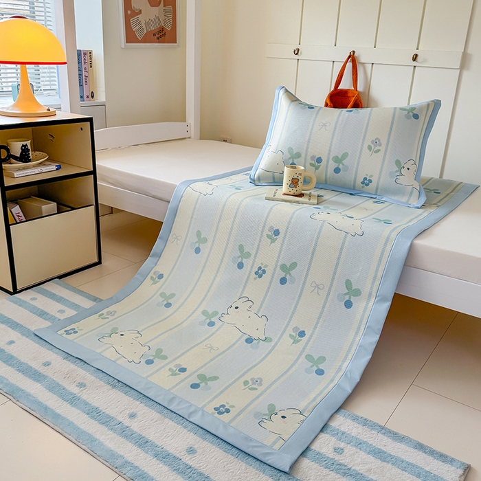 91家纺网 家纺一手货源 找家纺 安哆啦家纺 2025新款A类小清新卡通学生季宿舍床儿童用冰藤凉席席子两件套 冰藤席-蓝条兔