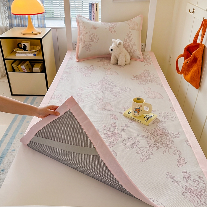 91家纺网 家纺一手货源 找家纺 安哆啦家纺 2025新款A类小清新卡通学生季宿舍床儿童用冰藤凉席席子两件套 冰藤席-免小姐的花