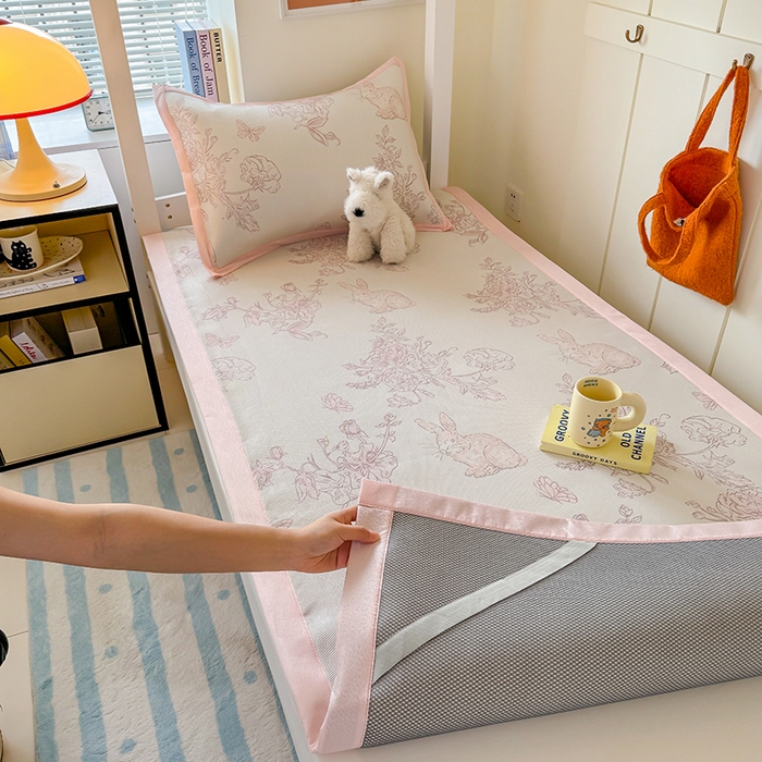 91家纺网 家纺一手货源 找家纺 安哆啦家纺 2025新款A类小清新卡通学生季宿舍床儿童用冰藤凉席席子两件套 冰藤席-免小姐的花