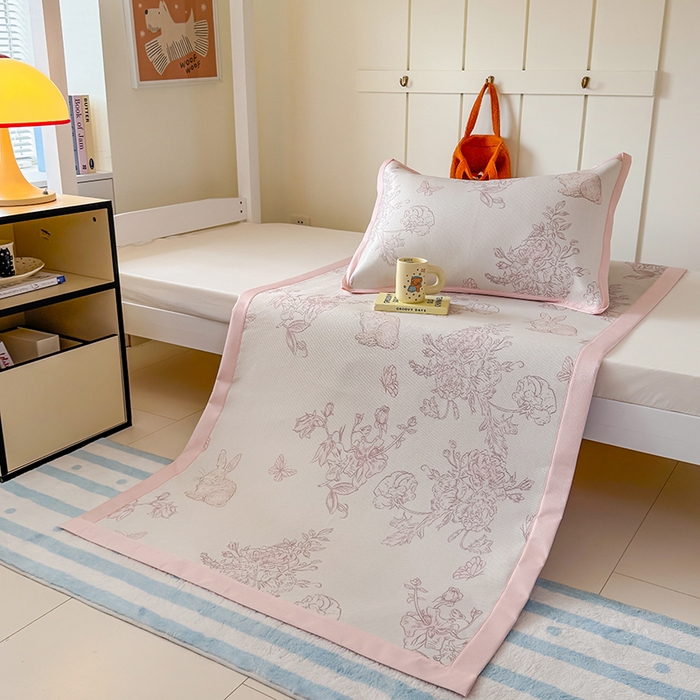 91家纺网 家纺一手货源 找家纺 安哆啦家纺 2025新款A类小清新卡通学生季宿舍床儿童用冰藤凉席席子两件套 冰藤席-免小姐的花