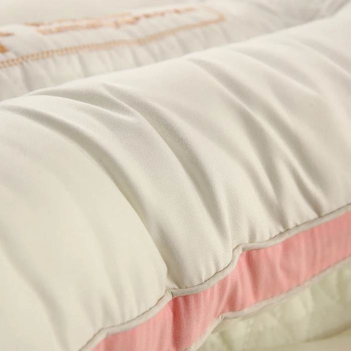 91家纺网 家纺一手货源 找家纺 雅晨枕芯 2025新款驼绒蛋白舒睡成人学生颈椎枕护颈羽丝绒枕头枕芯 粉色 48x74cm/只低枕