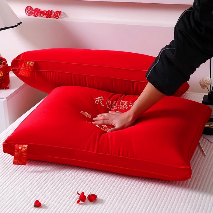 91家纺网 家纺一手货源 找家纺 雅晨枕芯 2025新款全棉纯棉刺绣喜庆婚庆结婚多用枕头枕芯 我们结婚啦 48*74cm/只