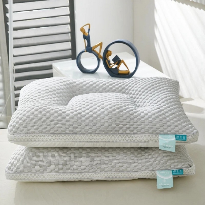 91家纺网 家纺一手货源 找家纺 雅晨枕芯 2025新款夏季天冰丝凉感冰豆豆护颈按摩枕头枕芯 凉感护颈枕 灰色 48x74cm/只