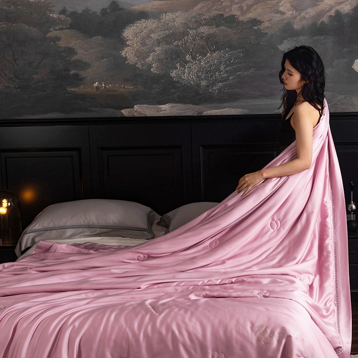 91家纺网 家纺一手货源 找家纺 被靠被 2025新款可水洗蚕丝夏被-莱德 莱德-桃粉