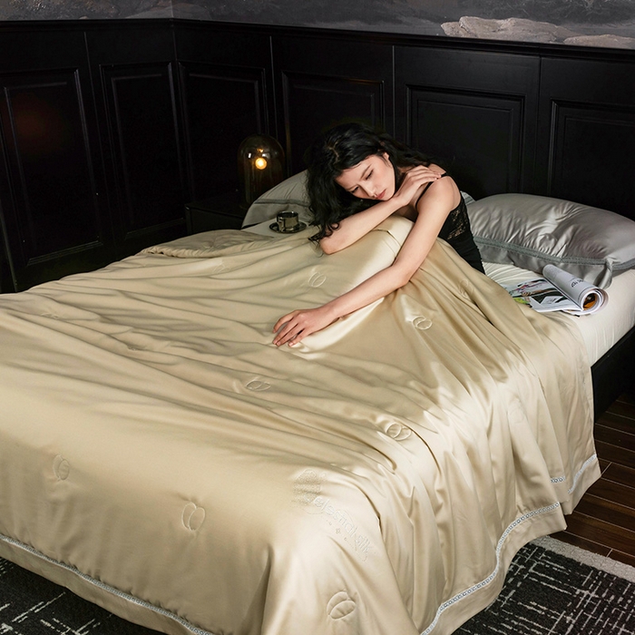 91家纺网 家纺一手货源 找家纺 被靠被 2025新款可水洗蚕丝夏被-莱德 莱德-姜黄