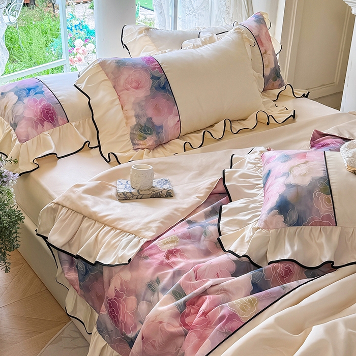 91家纺网 家纺一手货源 找家纺 宅家居 2025新款水光冰丝法式拼接数码印花奶油韩式花边款夏被四件套 暖暖花香