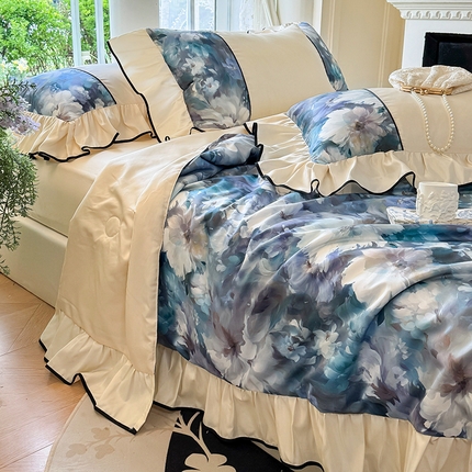 宅家居 2025新款水光冰丝法式拼接数码印花奶油韩式花边款夏被四件套 绽放