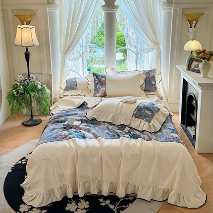 91家纺网 家纺一手货源 找家纺 宅家居 2025新款水光冰丝法式拼接数码印花奶油韩式花边款夏被四件套 爱丽丝
