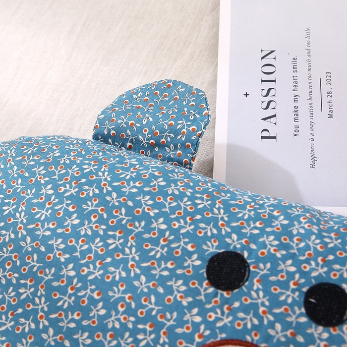 91家纺网 家纺一手货源 找家纺 梦叶草 2025新款全棉刺绣枕芯萌芽熊荞麦枕头 萌芽熊-蓝色35*60cm