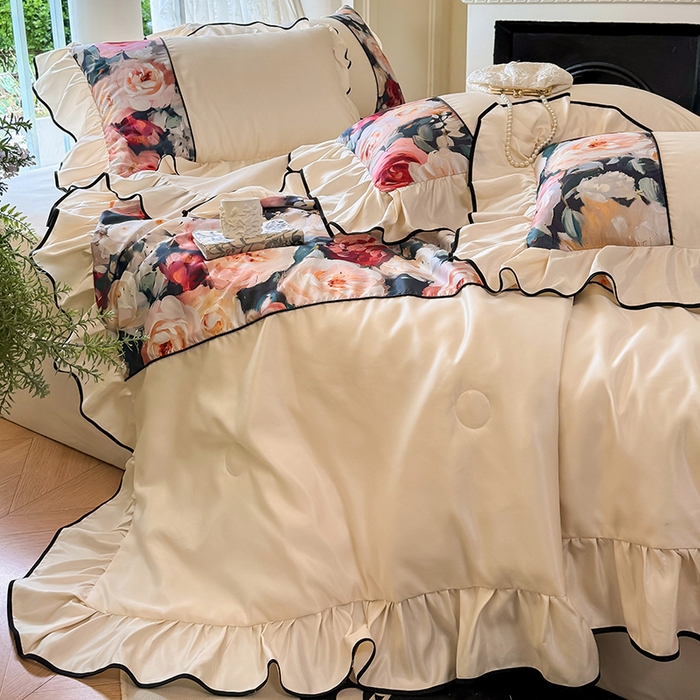 91家纺网 家纺一手货源 找家纺 宅家居 2025新款水光冰丝法式拼接数码印花奶油韩式花边款夏被四件套 玫瑰庄园