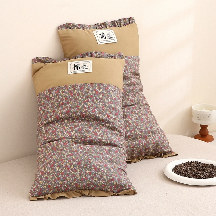 91家纺网 家纺一手货源 找家纺 梦叶草 2025新款全棉贴布绣小碎花荞麦枕头护颈枕芯 贴布绣小碎花荞麦枕-胭脂红35*55cm