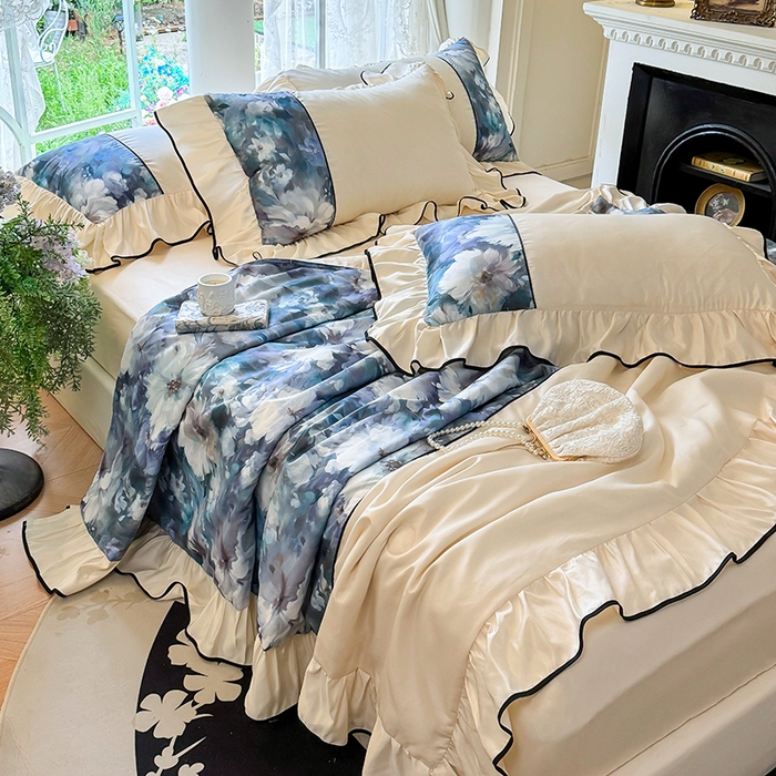 91家纺网 家纺一手货源 找家纺 宅家居 2025新款水光冰丝法式拼接数码印花奶油韩式花边款夏被四件套 绽放