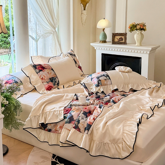 91家纺网 家纺一手货源 找家纺 宅家居 2025新款水光冰丝法式拼接数码印花奶油韩式花边款夏被四件套 玫瑰庄园