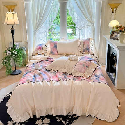 91家纺网 家纺一手货源 找家纺 宅家居 2025新款水光冰丝法式拼接数码印花奶油韩式花边款夏被四件套 暖暖花香
