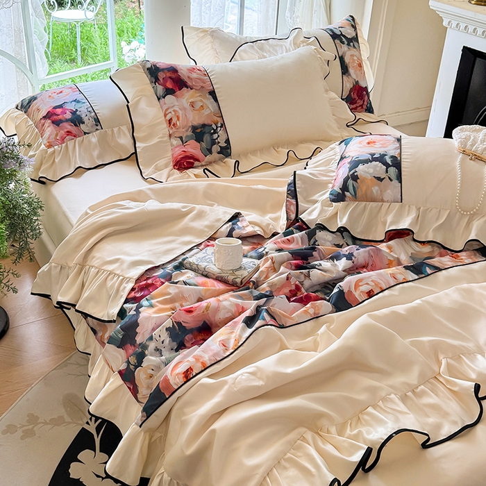 91家纺网 家纺一手货源 找家纺 宅家居 2025新款水光冰丝法式拼接数码印花奶油韩式花边款夏被四件套 玫瑰庄园