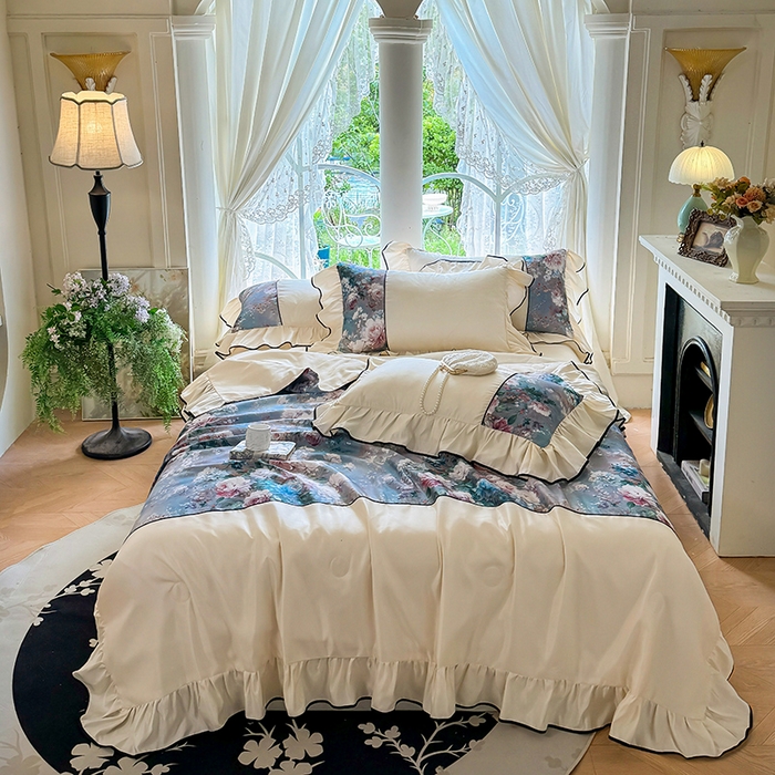 91家纺网 家纺一手货源 找家纺 宅家居 2025新款水光冰丝法式拼接数码印花奶油韩式花边款夏被四件套 爱丽丝