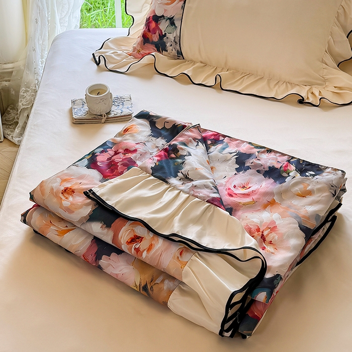 91家纺网 家纺一手货源 找家纺 宅家居 2025新款水光冰丝法式拼接数码印花奶油韩式花边款夏被四件套 玫瑰庄园