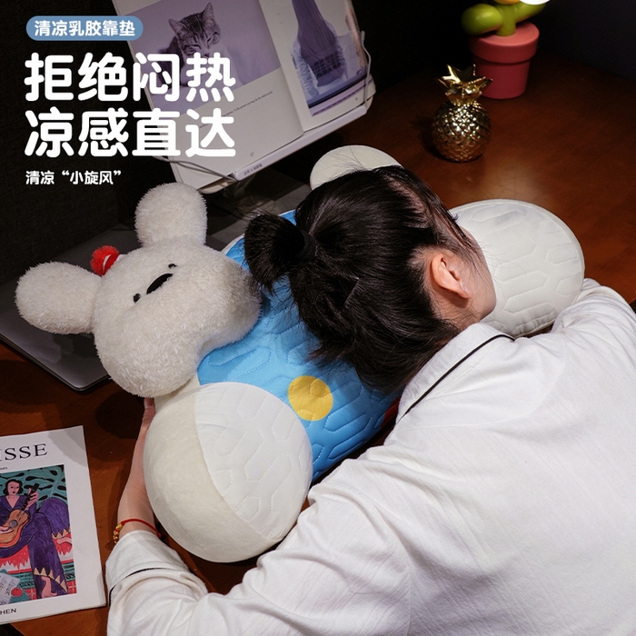 91家纺网 家纺一手货源 找家纺 仟亿莱 2025新款立体趴趴小狗乳胶腰靠 乳胶立体蜜蜂西高地