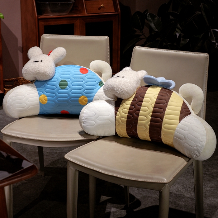 91家纺网 家纺一手货源 找家纺 仟亿莱 2025新款立体趴趴小狗乳胶腰靠 乳胶立体蜜蜂西高地