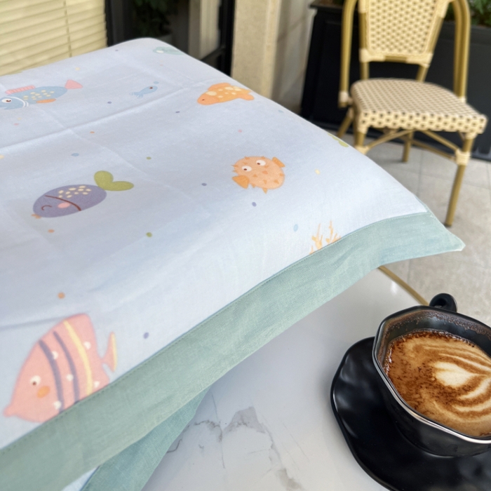 91家纺网 家纺一手货源 找家纺 棉生活家纺 2025春夏新款A类全棉纯棉儿童纱布单枕套 枕套单件 小鱼