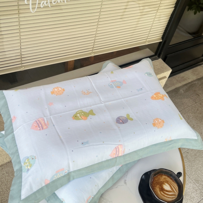 91家纺网 家纺一手货源 找家纺 棉生活家纺 2025春夏新款A类全棉纯棉儿童纱布单枕套 枕套单件 小鱼