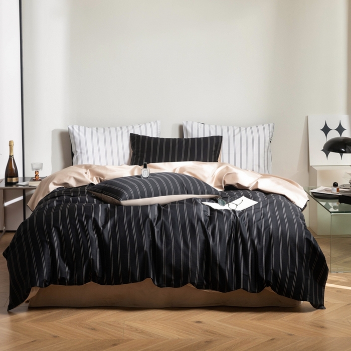 91家纺网 家纺一手货源 找家纺 ONE TWO ONE 121 2025新款A类长绒棉纯棉高支高密高工贡缎数码印花（小cr ）四件套-巴黎时尚 （标准不得低于268元，加大不低于288元） 黑咖