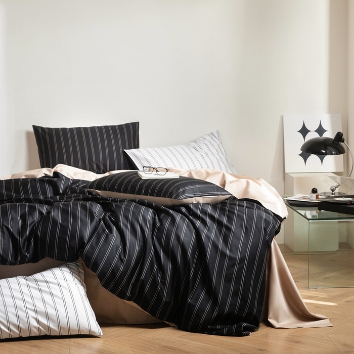 91家纺网 家纺一手货源 找家纺 ONE TWO ONE 121 2025新款A类长绒棉纯棉高支高密高工贡缎数码印花（小cr ）四件套-巴黎时尚 （标准不得低于268元，加大不低于288元） 黑咖