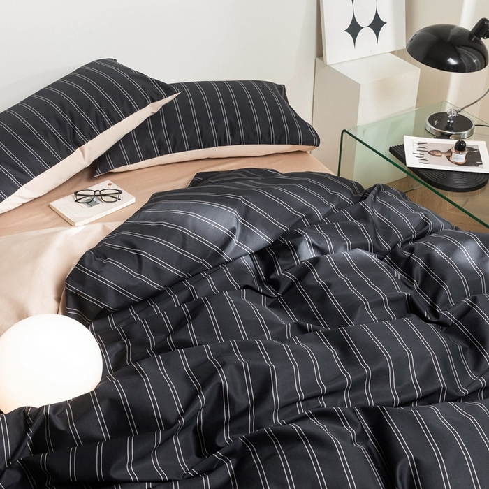 91家纺网 家纺一手货源 找家纺 ONE TWO ONE 121 2025新款A类长绒棉纯棉高支高密高工贡缎数码印花（小cr ）四件套-巴黎时尚 （标准不得低于268元，加大不低于288元） 黑咖