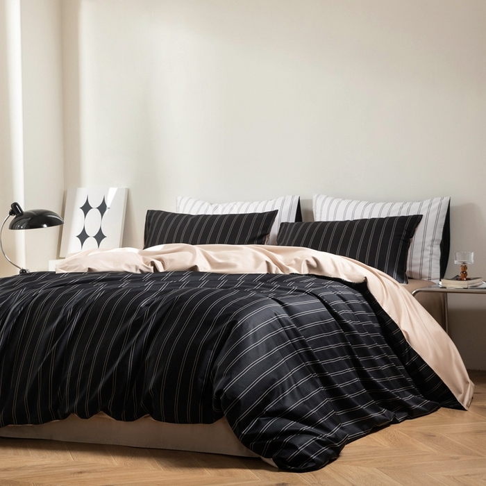 91家纺网 家纺一手货源 找家纺 ONE TWO ONE 121 2025新款A类长绒棉纯棉高支高密高工贡缎数码印花（小cr ）四件套-巴黎时尚 （标准不得低于268元，加大不低于288元） 黑咖