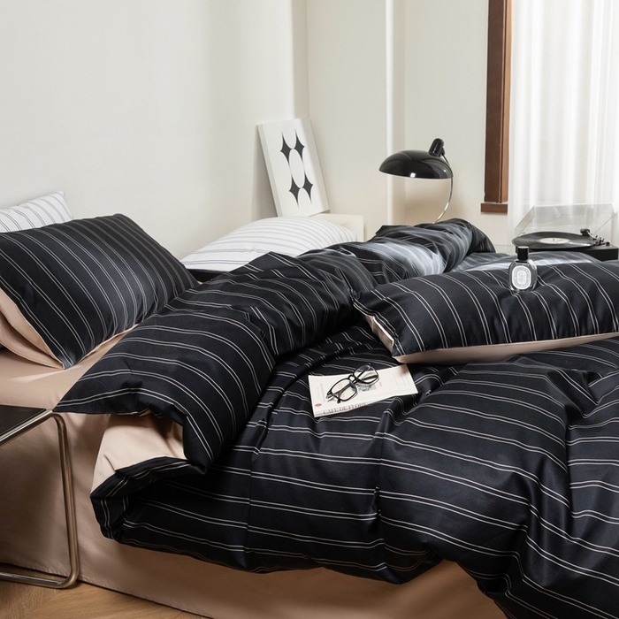 91家纺网 家纺一手货源 找家纺 ONE TWO ONE 121 2025新款A类长绒棉纯棉高支高密高工贡缎数码印花（小cr ）四件套-巴黎时尚 （标准不得低于268元，加大不低于288元） 黑咖