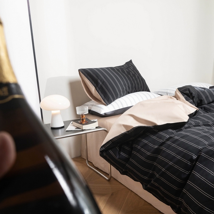 91家纺网 家纺一手货源 找家纺 ONE TWO ONE 121 2025新款A类长绒棉纯棉高支高密高工贡缎数码印花（小cr ）四件套-巴黎时尚 （标准不得低于268元，加大不低于288元） 黑咖