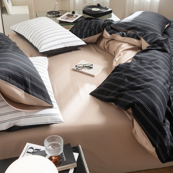 91家纺网 家纺一手货源 找家纺 ONE TWO ONE 121 2025新款A类长绒棉纯棉高支高密高工贡缎数码印花（小cr ）四件套-巴黎时尚 （标准不得低于268元，加大不低于288元） 黑咖