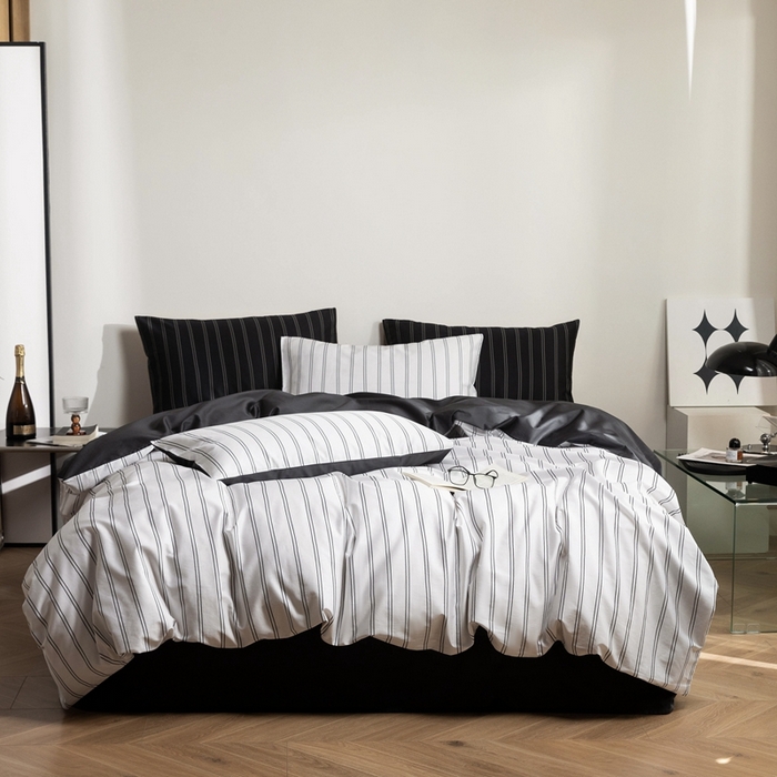 91家纺网 家纺一手货源 找家纺 ONE TWO ONE 121 2025新款A类长绒棉纯棉高支高密高工贡缎数码印花（小cr ）四件套-巴黎时尚 （标准不得低于268元，加大不低于288元） 灰白