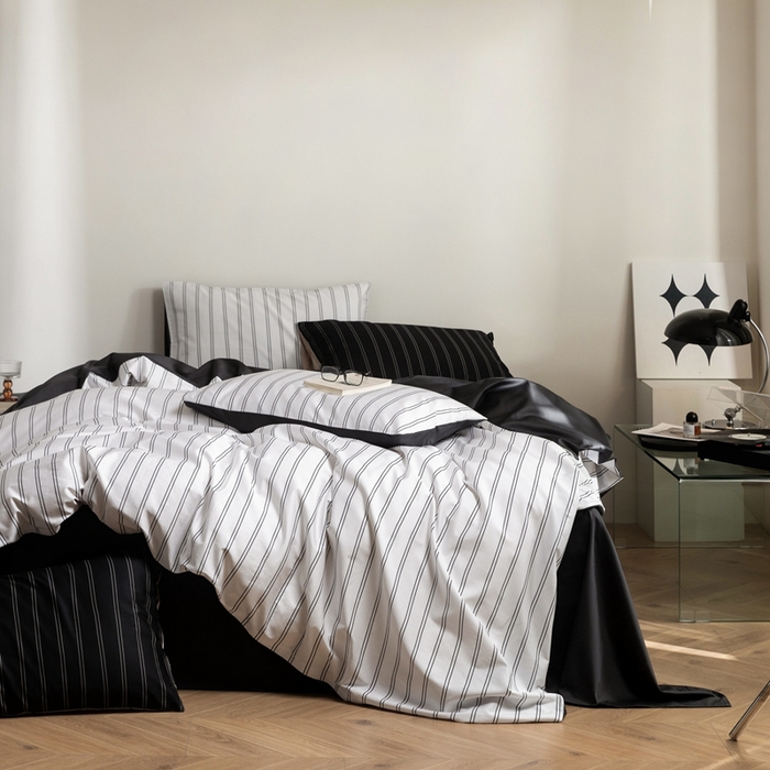 91家纺网 家纺一手货源 找家纺 ONE TWO ONE 121 2025新款A类长绒棉纯棉高支高密高工贡缎数码印花（小cr ）四件套-巴黎时尚 （标准不得低于268元，加大不低于288元） 灰白