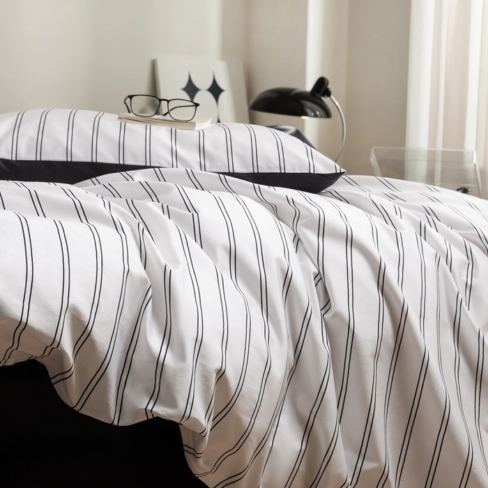 91家纺网 家纺一手货源 找家纺 ONE TWO ONE 121 2025新款A类长绒棉纯棉高支高密高工贡缎数码印花（小cr ）四件套-巴黎时尚 （标准不得低于268元，加大不低于288元） 灰白