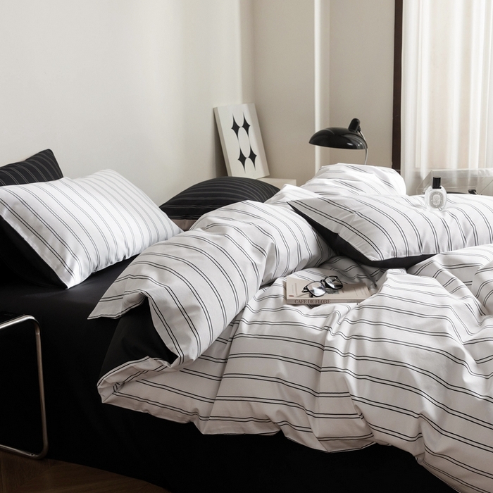 91家纺网 家纺一手货源 找家纺 ONE TWO ONE 121 2025新款A类长绒棉纯棉高支高密高工贡缎数码印花（小cr ）四件套-巴黎时尚 （标准不得低于268元，加大不低于288元） 灰白