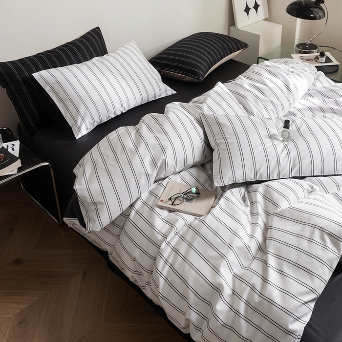 91家纺网 家纺一手货源 找家纺 ONE TWO ONE 121 2025新款A类长绒棉纯棉高支高密高工贡缎数码印花（小cr ）四件套-巴黎时尚 （标准不得低于268元，加大不低于288元） 灰白