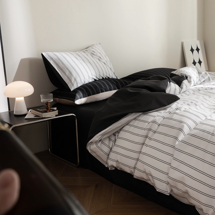 91家纺网 家纺一手货源 找家纺 ONE TWO ONE 121 2025新款A类长绒棉纯棉高支高密高工贡缎数码印花（小cr ）四件套-巴黎时尚 （标准不得低于268元，加大不低于288元） 灰白