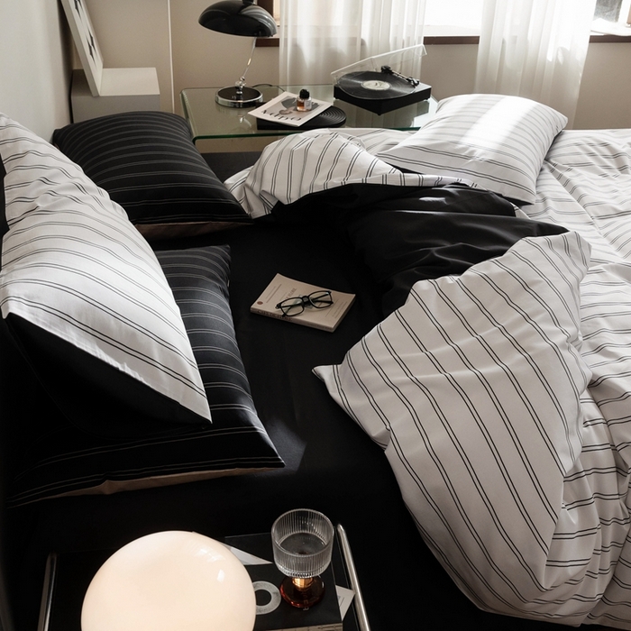 91家纺网 家纺一手货源 找家纺 ONE TWO ONE 121 2025新款A类长绒棉纯棉高支高密高工贡缎数码印花（小cr ）四件套-巴黎时尚 （标准不得低于268元，加大不低于288元） 灰白