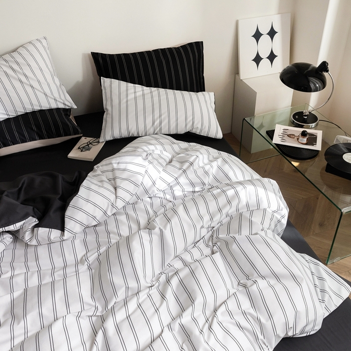 91家纺网 家纺一手货源 找家纺 ONE TWO ONE 121 2025新款A类长绒棉纯棉高支高密高工贡缎数码印花（小cr ）四件套-巴黎时尚 （标准不得低于268元，加大不低于288元） 灰白