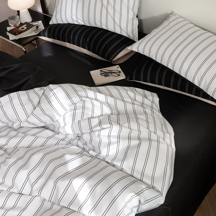 91家纺网 家纺一手货源 找家纺 ONE TWO ONE 121 2025新款A类长绒棉纯棉高支高密高工贡缎数码印花（小cr ）四件套-巴黎时尚 （标准不得低于268元，加大不低于288元） 灰白