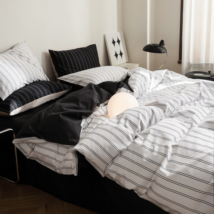 91家纺网 家纺一手货源 找家纺 ONE TWO ONE 121 2025新款A类长绒棉纯棉高支高密高工贡缎数码印花（小cr ）四件套-巴黎时尚 （标准不得低于268元，加大不低于288元） 灰白