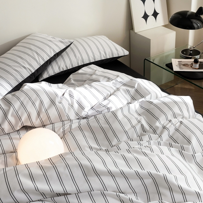 91家纺网 家纺一手货源 找家纺 ONE TWO ONE 121 2025新款A类长绒棉纯棉高支高密高工贡缎数码印花（小cr ）四件套-巴黎时尚 （标准不得低于268元，加大不低于288元） 灰白