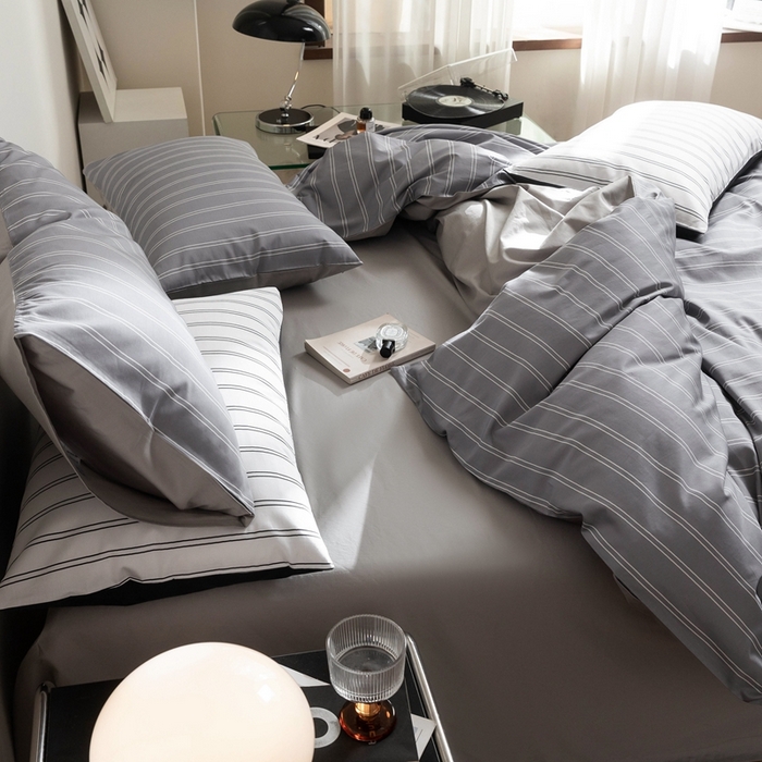 91家纺网 家纺一手货源 找家纺 ONE TWO ONE 121 2025新款A类长绒棉纯棉高支高密高工贡缎数码印花（小cr ）四件套-巴黎时尚 （标准不得低于268元，加大不低于288元） 雅灰