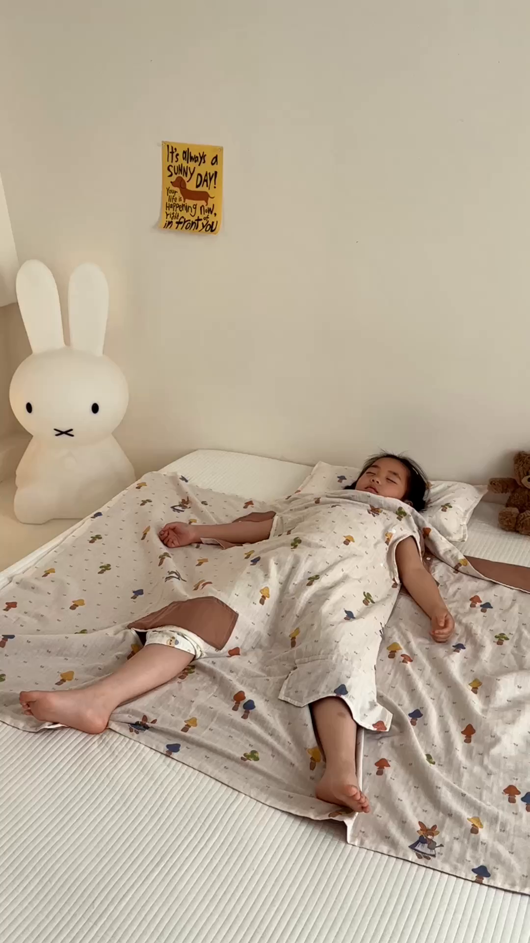 91家纺网 家纺一手货源 找家纺 BOSS 2025新款全棉有氧双层纱多功能防踢盖毯被 花园小兔